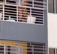 Brechando a los vecinos hacerlo en su balcón y ni se le pare a el