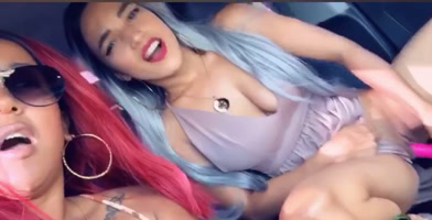 Chriss Moly y La Gata Masturban doce dentro de un Carro