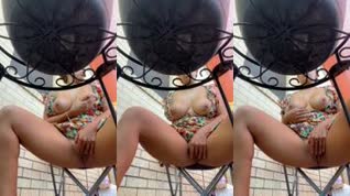 Dejando sus fluidos en una cafetería al aire libre