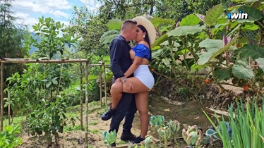 Dueño de una granja atrapa a una ladrona y ella le paga con sexo