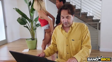 El Padre Ni siquiera Se Da Cuenta Cuando Ellos Follan