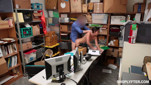 El jefe se coge jovencita en la oficina del almacen