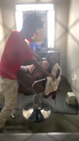 Follando peluquero le cobra el servicio