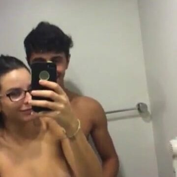 Jugando con la novia en el baño