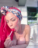 La materialista simulando que mama un guebo