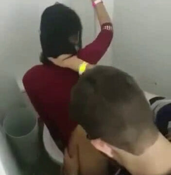 Lo encontraron rapando en el baño