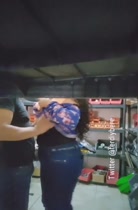 Mamada tras de la tienda