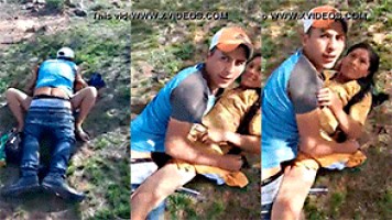 Mujer pilla a su esposo siéndole infiel con otra al aire libre