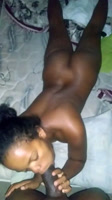 Negra jovencita mamando una polla enorme en trió amateur