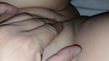 Pajeando el coño gordo de mi mujer