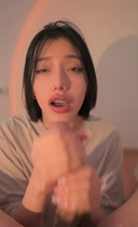 Primero bate su tetero antes de tomarse la leche