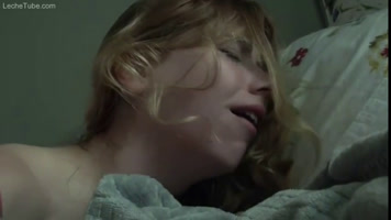 Rubia adolescente follada por el amigo