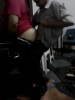 Se da galletas en su verga y luego la coge