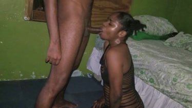 Traga la mayor cantidad de semen en intensa garganta profunda