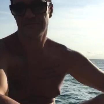 liliana campos mamandolo en un yate